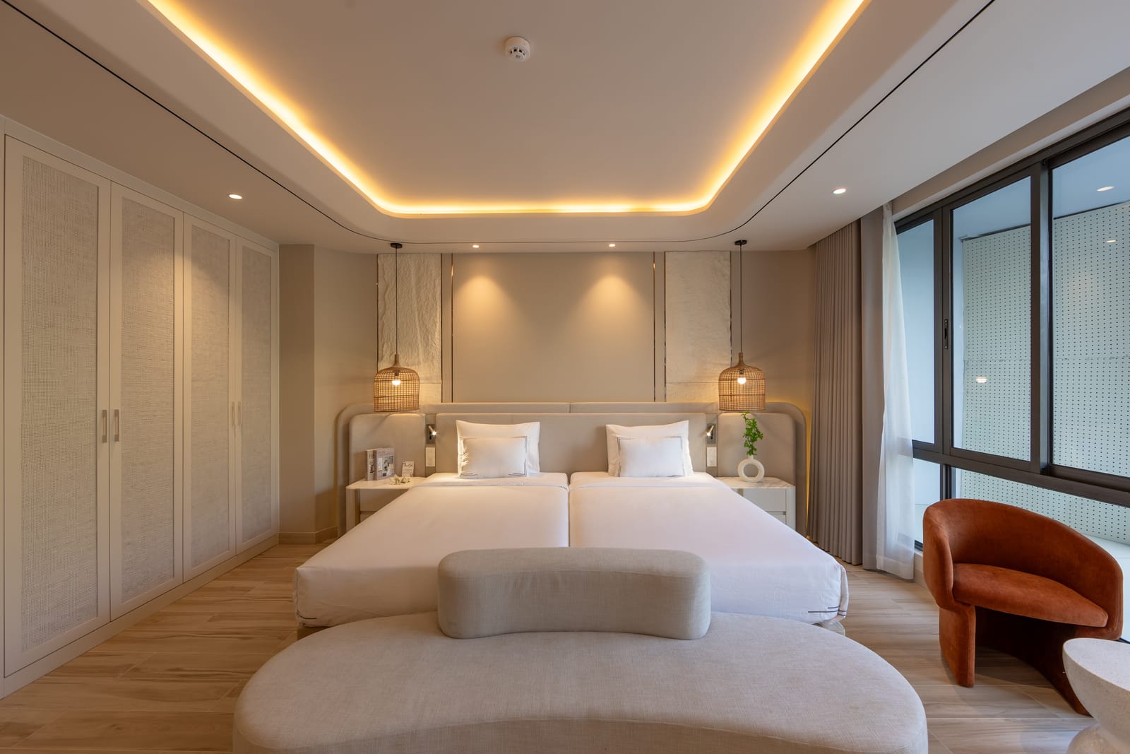 Guest room with twin beds