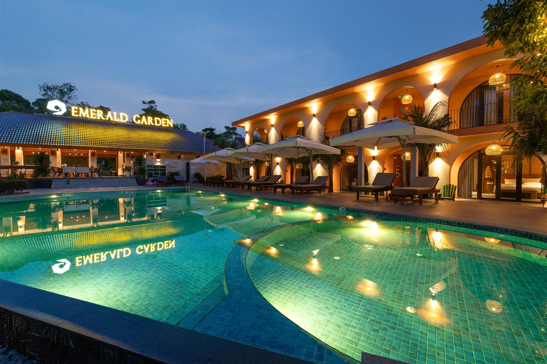 Бассейн Emerald Garden Retreat в вечерних сумерках
