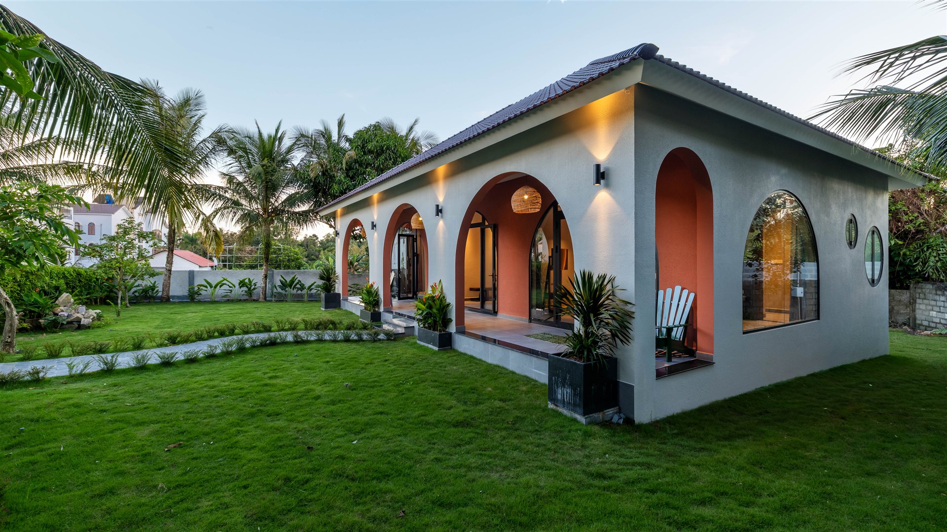 Арочные входы и тропические растения в Emerald Garden Retreat